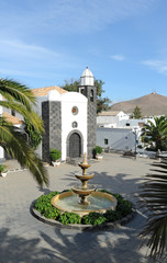 Obraz premium Théâtre municipal et église Saint-Barthélemy à San Bartolomé