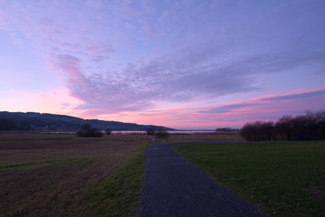 Abendröte mit see im Hintergrund