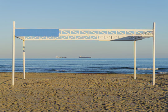 Barcos en el horizonte desde la playa.