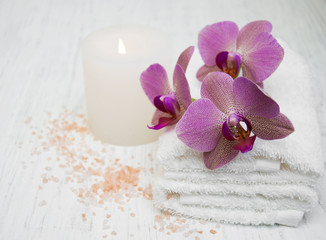Obraz na płótnie Canvas Candle, orchids and towels