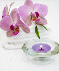 Fototapeta na wymiar Pink orchids and towels