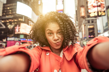 Naklejka premium Młoda amerykańska kobieta bierze selfie w Nowym York, czasu kwadrat