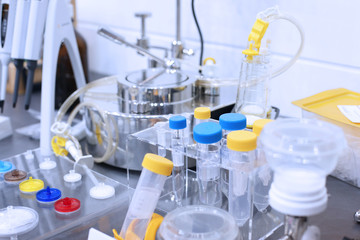 Medical laboratory for carrying out chemical reactions