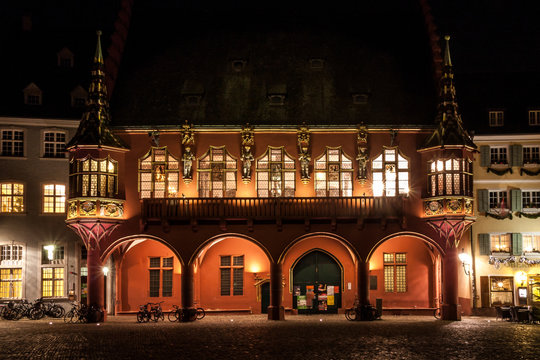 Historisches Kaufhaus auf dem Freiburger M&uuml;nsterplatz