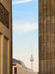 Fernsehturm Berlin durch das Brandenburger Tor gesehen