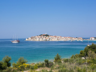 Fototapeta na wymiar Blick auf die Stadt Primosten in Dalmatien, Kroatien