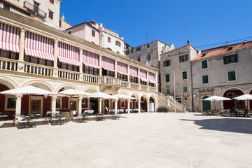 Fototapeta na wymiar Platz in der Altstadt von Sibenik, Dalmatien, Kroatien