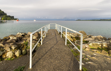 Obraz premium A bridge going out into a lagoon