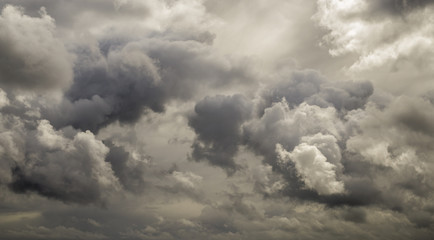 Ciemne złowrogie szare chmury burzowe. Dramatyczne niebo w Patagonii - 97970769