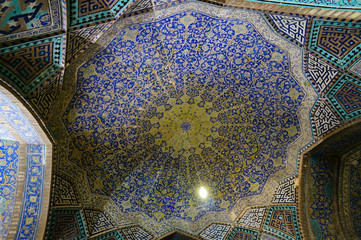 Fototapeta na wymiar Beautiful ceiling of Imam Mosque in Isfahan, Iran