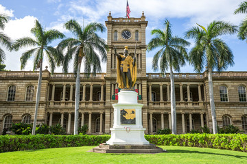 King Kamehameha statue in Honolulu - obrazy, fototapety, plakaty