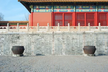 Foto op Plexiglas Two large water cauldrons in the main courtyard of the Forbidden City, Beijing © Stripped Pixel