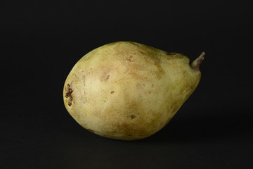 Pera sobre fondo negro