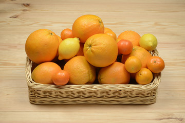 Cesta con naranjas, mandarinas y limones, cítricos