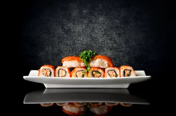 Selbstklebende Fototapeten Sushi und Brötchen im Teller © Givaga