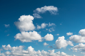 Obraz premium blue sky background with tiny clouds