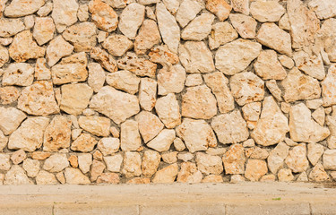 Alte Steinmauer Fassade mit Gehsteig Hintergrund Leer