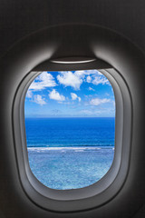 lagon de l'île de la Réunion vu à travers hublot d'avion