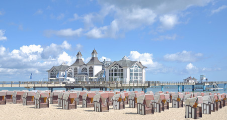 Strand und Seebrücke im beliebten Ostseebad Sellin auf Rügen,Mecklenburg-Vorpommern,Deutschland © travelpeter