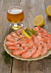 Boiled shrimp with lemon