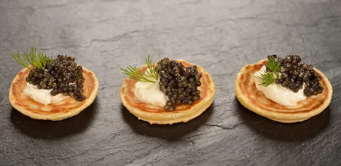Outdoor-Kissen Mini pancakes with black caviar © olyina