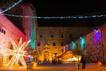 Luci colorate e decorazioni a Piazza San Pietro, Gubbio.