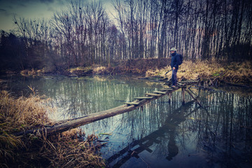 Obraz premium old wooden footbridge