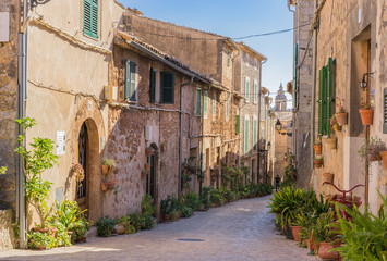 Fototapeta na wymiar View of a idyllic village alleyway