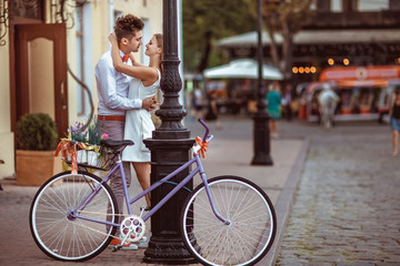 Obraz premium Summer holidays, bikes, love, wedding- couple with bicycles in the city.