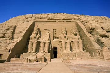 Foto op Plexiglas Egypte. Abu Simbel Tempel van Rameses II (De Grote Tempel) gelegen aan de westelijke oever van het Nassermeer. De tempels van Abu Simbel maken sinds 1979 deel uit van het UNESCO-werelderfgoed © WitR