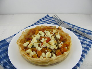 Blätterteigpizza mit Kürbis, Thymian und Fetakäse