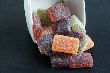 Différentes pâtes de fruit dans une coupelle sur fond d'ardoise