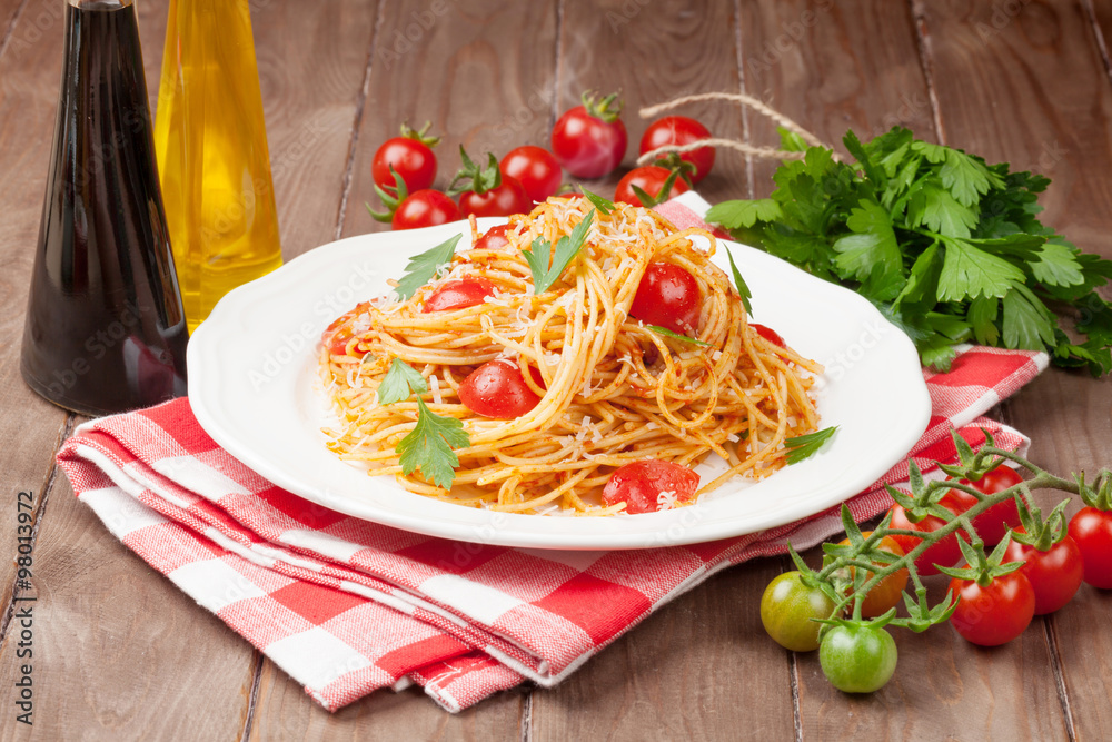 Sticker spaghetti pasta with tomatoes and parsley