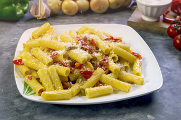 preparation of pasta with crisp bell peppers