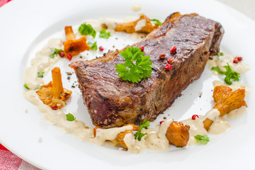 Rump steak with chanterelle, cream sauce