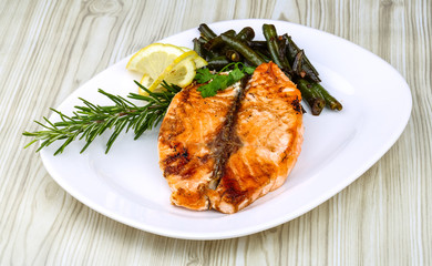 Grilled salmon with green beans