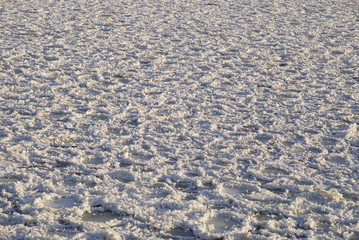 Widok zamarzniętej Wisły z Mostu Siekierkowskiego.