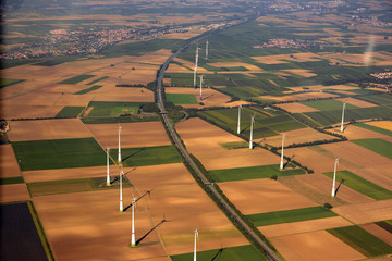 Windräder entlang der Autobahn