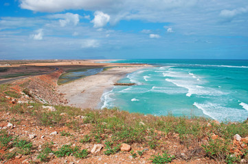 Panoramica del Mare Arabico, scogliera e rocce rosse, isola di Socotra, area di Hadibo, Yemen