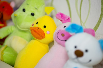 Разноцветные детские игрушки: динозавр, утка, свинья, собака