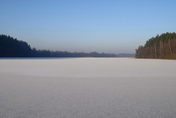 Zamarznięte jezioro Kołbackie © Dejan Gospodarek