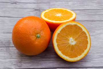 Frische saftige Orangen, aufgeschnitten
