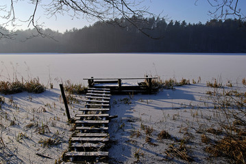 Zamarznięte jezioro Kołbackie © Dejan Gospodarek