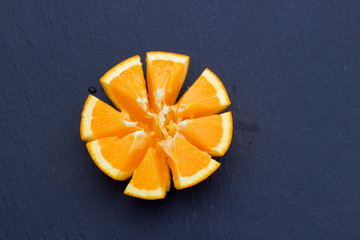 Frische saftige Orangen, aufgeschnitten