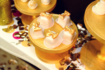 Obraz na płótnie Canvas stylish luxury decorated candy bar with frosting cake and champa