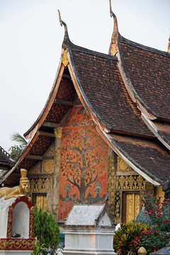 Laos, façade décorée d'un temple bouddhiste à Luang Prabang