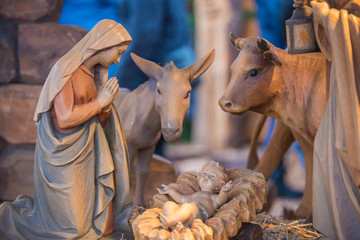 Krippenfiguren aus Holz, Weihnachtsgeschichte