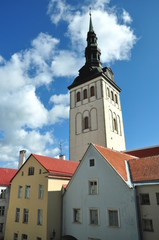 Fototapeta na wymiar casas y torre Iglesia enTallin, Estonia