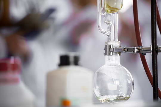 Soxhlet Extractor.Percolator-boiler and reflux.Filter paper thimble,siphon mechanism and cold circulating.Reflux condenser,distillation flask on heating element.Organic chemistry class.Pharmacy Stock Photo | Adobe Stock