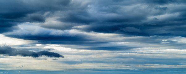Fototapeta premium HORIZONTAL VIVID BLUE CLOUDSCAPE DRAMATIC CLOUDS BACKGROUND BACK